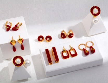 Beaded glazed ear studs Available in gray or red